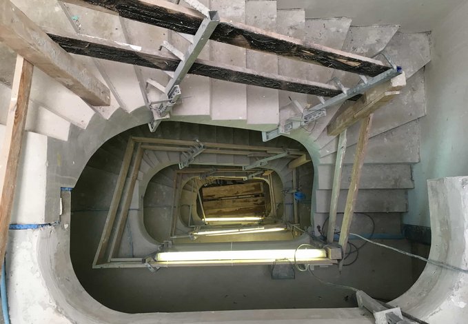 Ovalförmige Treppe im Bau