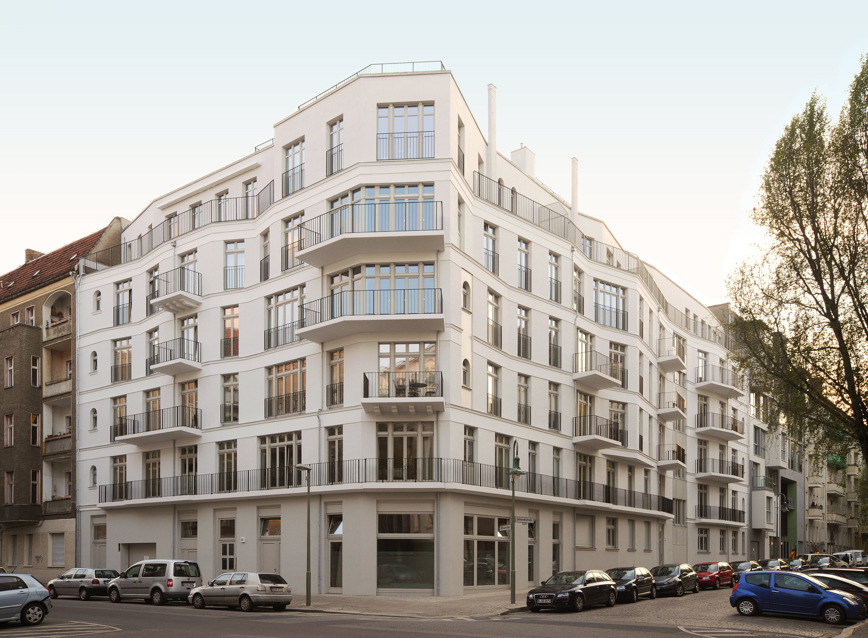 Die Sicht auf das Haus von der Strasse aus