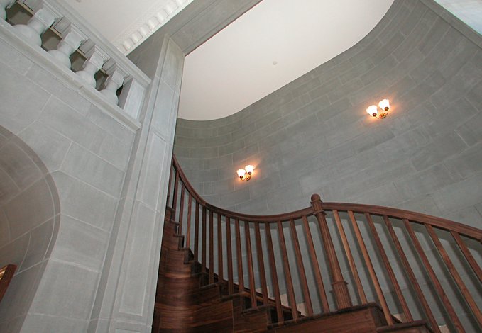 Das Treppengeländer in der Eingangshalle