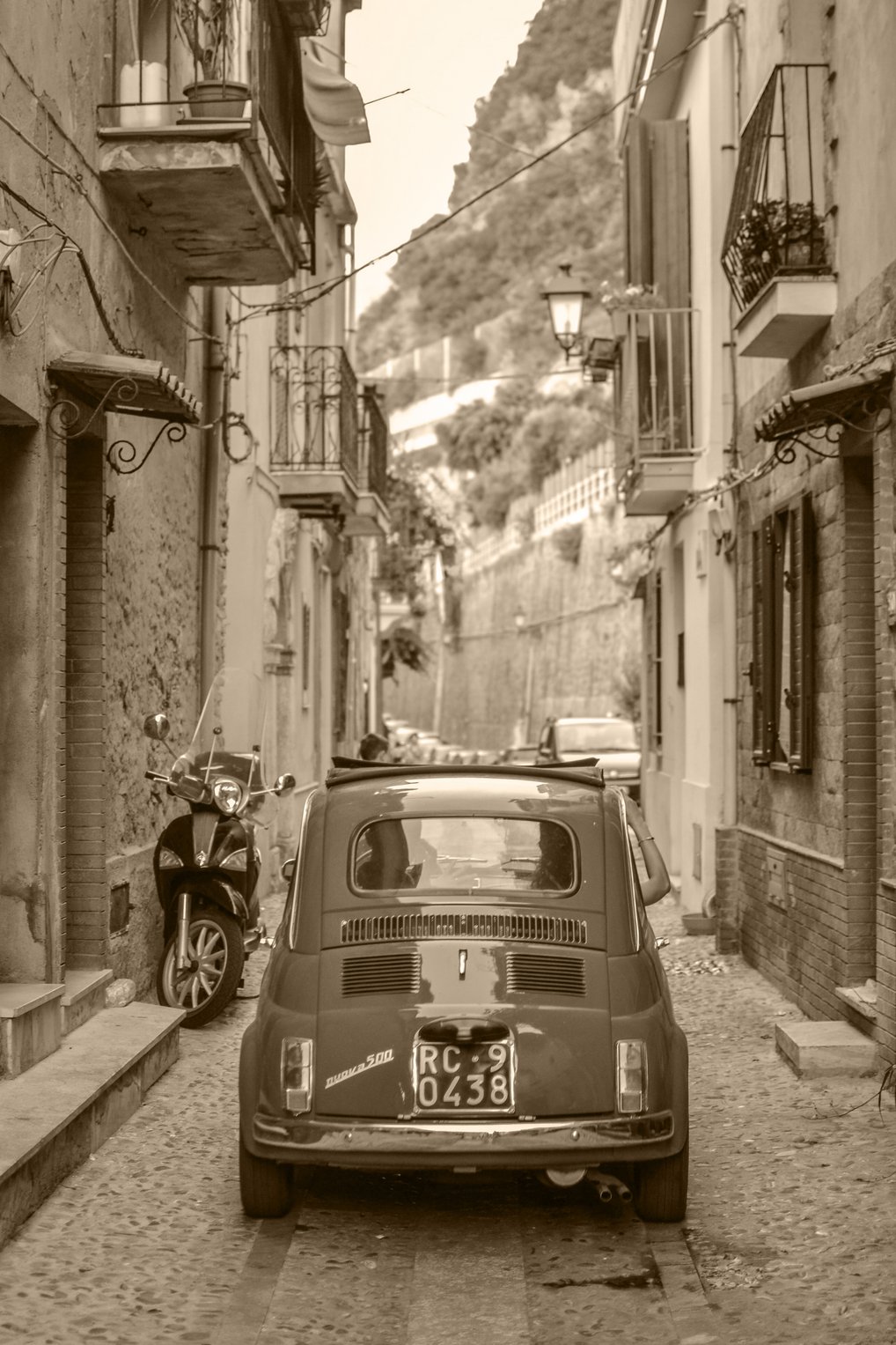 Eine kleine Gasse mit einem Auto in Italien